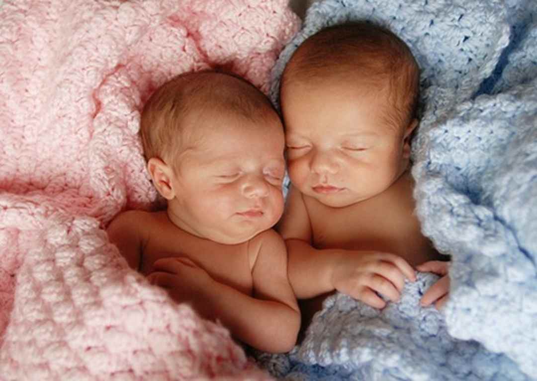 Các bé sinh đôi thường phát triển chậm hơn so với sinh đơn 