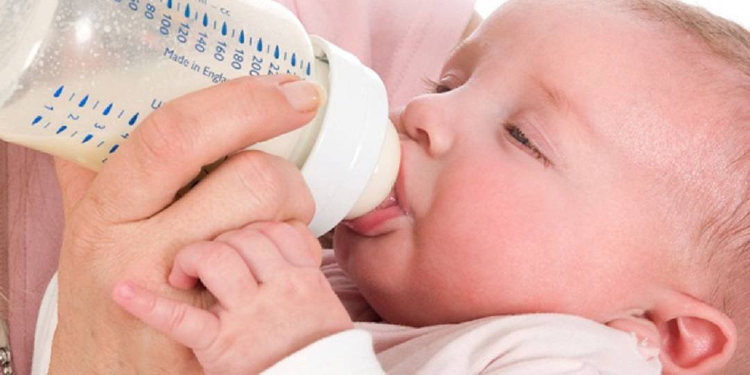 Cần quan tâm gì khi cho bé sử dụng sữa công thức?
