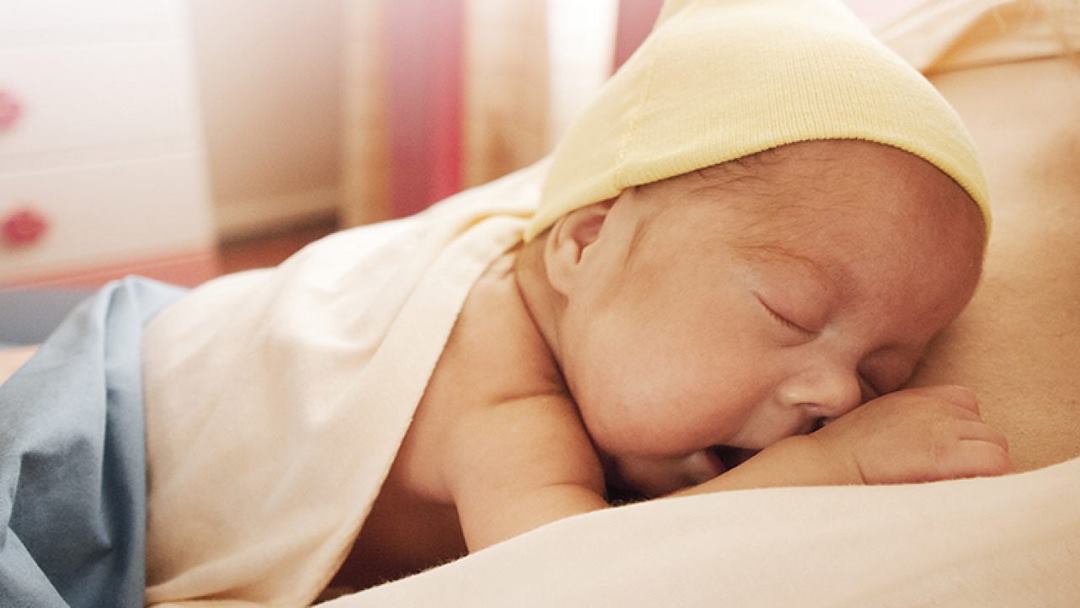 Vàng da ở trẻ mới sinh có thể được phòng ngừa hiệu quả bởi sữa mẹ