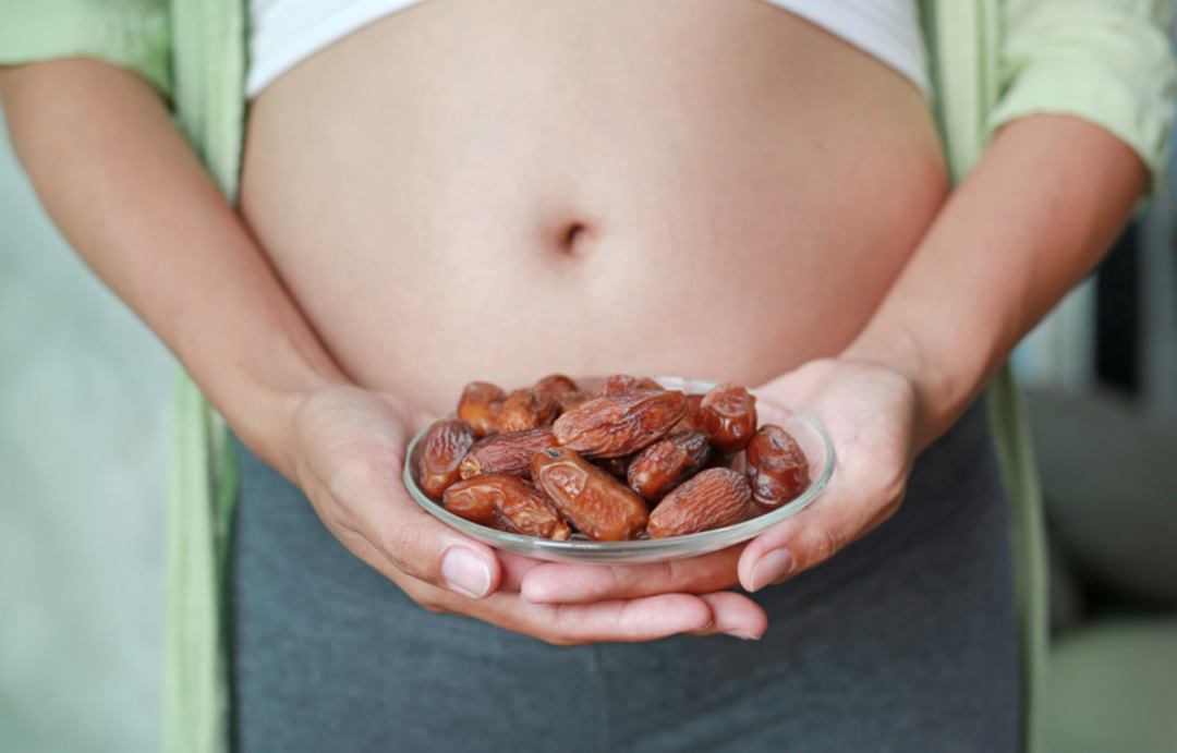Phụ nữ mang thai thường được khuyên nên tránh ăn quá nhiều chà là.