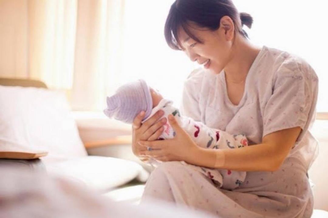 Dấu hiệu sắp có kinh nguyệt sau sinh của mẹ đang cho con bú thường xuất hiện muộn hơn