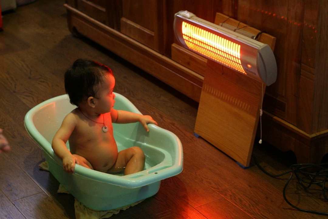 Bật đèn sưởi khi tắm để trẻ không bị nhiễm lạnh, phòng ngừa tình trạng nấc cụt.