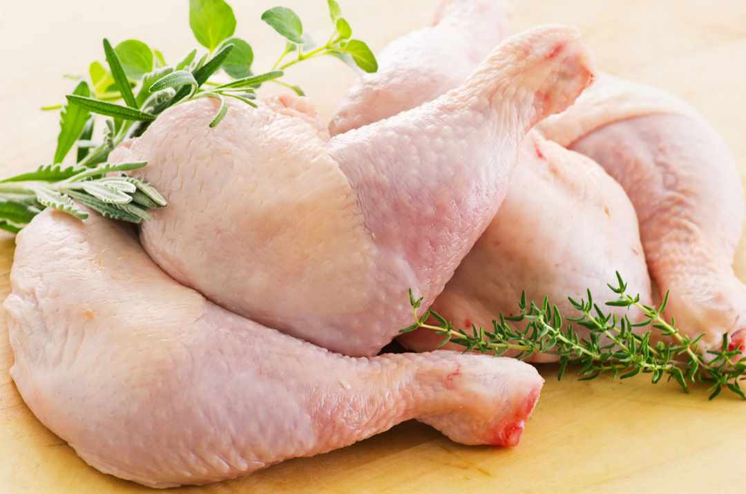 Thịt gà chứa nhiều sắt, giàu protein và vitamin