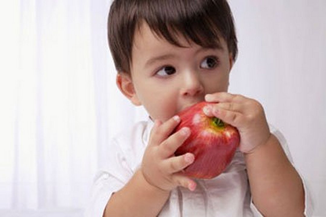 Thực đơn cho bé 5 tuổi cần được bổ sung trái cây và rau quả