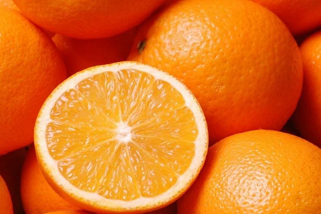 cam không chỉ được bổ sung vitamin C mà còn nạp vào cơ thể nguồn canxi
