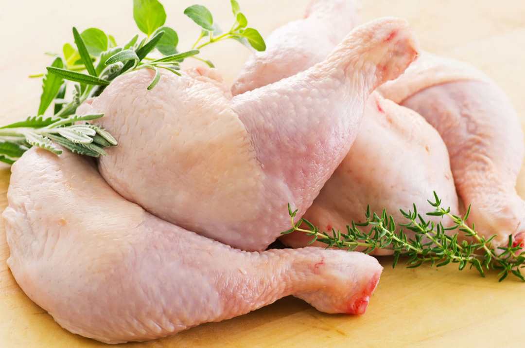 vThịt gà chứa nhiều sắt, giàu protein và vitamin